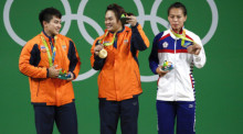 Silbermedaillengewinnerin Pimsiri Sirikaew aus Thailand (l.), Goldmedaillengewinnerin Sukanya Srisurat aus Thailand (M.) und Bronzemedaillengewinnerin Kuo Hsing-Chun aus Taiwan (r.). Foto: epa/Larry W. Smith