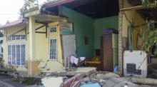 Ein durch das Erdbeben der Stärke 6,2 beschädigtes Haus in Pasaman. Foto: epa/Bpbd Pasaman/ho Handout