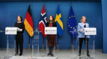 Die deutsche Außenministerin Annalena Baerbock, die schwedische Außenministerin Ann Linde und die norwegische Außenministerin Anniken Huitfeldt während einer Pressekonferenz. Foto: epa/Fredrik Sandberg