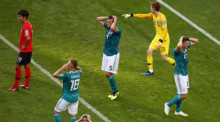 Nationalspieler Mats Hummels (M.) ärgert sich mit seinen Teamkollegen über die Niederlage. Foto: epa/Diego Azubel