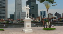 Blick auf die (noch weiße) Statue von Sir Stamford Raffles am Boat Quay. Foto: Lenz