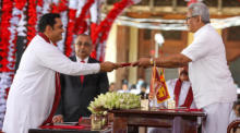 Neue Minister des Kabinetts nehmen in Sri Lanka die Vereidigung vor. Foto: epa/Chamila Karunarathne