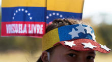 Eine Frau sieht sich als Venezolanerin. Foto: epa/Joedson Alves