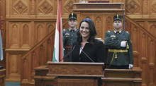 Die neu gewählte ungarische Präsidentin Katalin Novak bei ihrer Amtseinführung. Foto: epa/Szilard Koszticsak