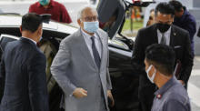 Der frühere malaysische Premierminister Najib Razak (L) trägt eine Maske, als er im Gerichtskomplex von Kuala Lumpur eintrifft. Foto: epa/Ahmad Yusni