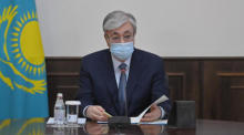Der kasachische Präsident Kassym-Jomart Tokajew leitet eine Sitzung der operativen Zentrale in Almaty. Foto: epa/Kazakh President Press Service