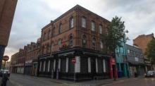 Maverick Bar schließt, da Bars, Restaurants und Frisöre nur einige der Geschäfte sind, die in Belfast geschlossen werden müssen. Foto: epa/Mark Marlow