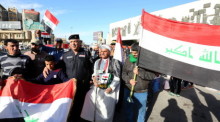 Iraker feiern auf dem Tahrir-Platz in Bagdad das Ende der dreijährigen Kämpfe und die Niederlage der Gruppe Islamischer Staat (IS). Foto: epa/Ali Abbas