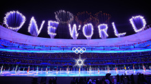 Olympia, Abschlussfeier der Olympischen Winterspiele 2022, im Vogelnest-Nationalstadion, Ein Feuerwerk, das den Schriftzug "One World" und die Olympischen Ringe zeigt, ist über dem Stadion zu sehen. Foto: Michael Kappeler/dpa