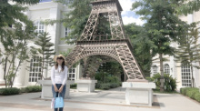Kho Sokhom posiert für ein Foto neben einer Nachbildung des Eiffelturms im „Euro-Park“ in Phnom Penh.Fotos: Matt Surrusco/dpa