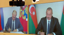 Der russische und der aserbaidschanische Präsident unterzeichnen eine gemeinsame Erklärung über einen Waffenstillstand in Berg-Karabach. Foto: epa/Azerbaidschanischer PrÄsidenten Presse Aus