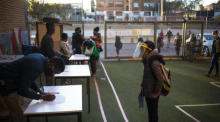 Schulkinder besuchen den Unterricht in Johannesburg. Foto: epa/Kim Ludbrook