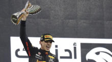 Max Verstappen, niederländischer Formel-1-Pilot von Red Bull Racing, jubelt nach seinem Sieg beim Großen Preis von Abu Dhabi 2021 auf dem Podium. Foto: epa/Ali Haider