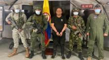 Die Nummer eins der Verbrecherbande "Clan del Golfo", Dairo Antonio Usuga David (C), alias "Otoniel", nach seiner Festnahme in Carepa. Foto: epa/Kolumbianische Präsidentschaft Handout
