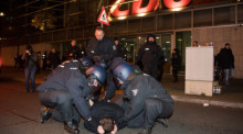 Die Berliner Polizei nimmt einen Demonstranten vor der CDU-Bundeszentrale fest. Foto: epa/BERND VON JUTRCZENKA