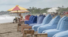 Am Strand von Canggu, Bali, sind leere Sitzplätze für Touristen zu sehen. Foto: epa/Made Nagi