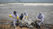 Sri Lanka Navy bei den Aufräumarbeiten nach dem Brand der MV X-Press Pearl. Foto: epa/Chamila Karunarathne