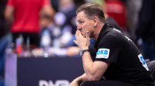 Länderspiel, Deutschland - Portugal, ISS Dome. Deutschlands Trainer Alfred Gislason sitzt auf der Bank. Foto: Marius Becker/dpa
