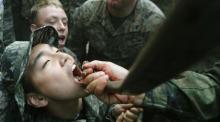 Ein südkoreanischer Soldat trinkt Schlangenblut bei der vergangenen Militärübung «Cobra Gold».