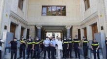Die georgische Polizei bewacht das georgische Parlamentsgebäude. Foto: epa/Zurab Kurtsikidze