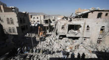 Jemeniten inspizieren die Trümmer von Gebäuden, die durch Luftangriffe unter saudi-arabischer Führung in einem Viertel in Sana'a, Jemen, getroffen wurden. Foto: epa/Yahya Arhab