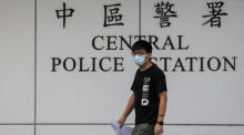 Der politische Aktivist Joshua Wong verlässt die Zentrale Polizeistation, nachdem er in Hongkong gegen Kaution freigelassen wurde. Foto: epa/Jerome Favre