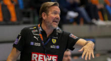 Die Rhein-Neckar Löwen-Cheftrainer Martin Schwalb gestikuliert während der EHF-Europa-League-Handballgruppe. Foto: epa/Patrick B. Kraemer