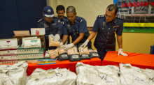 Malaysias Zollbeamte ordnen Eramin-5-Drogen, die in einem Container gefunden wurden, vor einer Medienkonferenz in Port Klang. Foto: epa/Ahmad Yusni
