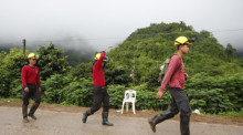 Rettungskräfte vor der Höhle in Mae Sai. Foto: epa/Rungroj Yongrit