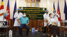 Während einer Impfaktion im Informationsministerium in Phnom Penh wird den Menschen eine Dosis des Impfstoffs Sinovac COVID-19 injiziert. Foto:epa/Mak Remissa