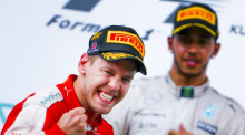 Was für ein Coup von Sebastian Vettel. Überraschend feierte der vierfache Formel-1-Champion bereits im zweiten Einsatz für Ferrari seinen ersten Sieg. Danach übermannten den deutschen und sein Team die Emotionen. Foto: epa/Diego Azubel