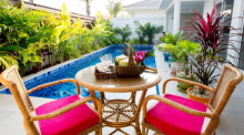 In der Wohnsiedlung Palm Avenue kann man sich den Traum der eigenen Pool-Villa erfüllen. Im Bild die einladende Terrasse mit privatem Swimmingpool der A-Typ-Villa.