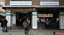 Fußgänger stehen in einer Schlange für Covid-19-Schnelltests an einer mobilen Teststation in Düsseldorf. Foto: epa/Sascha Steinbach