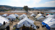 Ein Überblick über die Zelte im Flüchtlingslager Karatepe auf der Insel Lesbos. Foto: epa/Vangelis Papantonis