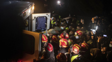 Rettungskräfte tragen den Leichnam des fünfjährigen Rayan und legen ihn in einen Krankenwagen, nachdem er in dem Dorf Ighran in der marokkanischen Provinz Chefchaouen aus einem Loch geborgen wurde, in dem er mehrer... Foto: Mosa'ab Elshamy/Ap/dpa
