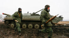 Pro-russische Kämpfer der selbsternannten Volksrepublik Donezk (DVR) operieren während einer Militärübung auf einem Schießplatz unweit der von ihnen kontrollierten Stadt Gorliwka in der Ukraine. Foto: epa/Dave Mustaine