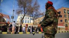 In Kabul stehen Taliban Wache. Foto: epa/Stringer