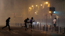 Nach dem Spiel England gegen Russland sah sich die Polizei gezwungen, Tränengas einzusetzen. Foto: epa/Tolga Bozoglu
