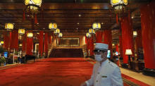 Ein Kellner mit einer schützenden Gesichtsmaske geht durch die Lobby des Taipei Grand Hotel in Taipeh. Foto: epa/David Chang
