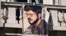 Transparente mit der Forderung nach Freilassung von Patrick Zaki, dem in Ägypten inhaftierten ägyptischen Studenten der Universität Bologna. Foto: epa/Alessandro Di Marco
