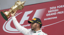 Lewis Hamilton ist in der WM-Wertung bis auf einen Punkt an Nico Rosberg herangerückt. Die beiden Mercedes-Piloten hat Sebastian Vettel längst aus den Augen verloren. Foto: epa/Valdrin Xhemaj