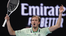Grand Slam - Australian Open, Einzel, Herren, Viertelfinale, Auger-Aliassime (Kanada) - Medwedew (Russland): Daniil Medwedew feiert seinen Sieg. Foto: Tertius Pickard