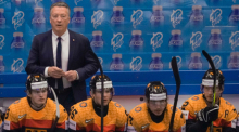 Der deutsche Cheftrainer Harold Kreis schaut während des Vorrundenspiels zwischen Deutschland und Schweden bei der Eishockey-Weltmeisterschaft von der Bank aus zu. Foto: Darko Vojinovic/Ap/dpa