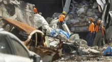Die Rettungsdienste arbeiten in dem Gebiet, in dem es zu einer gewaltigen Explosion und einem anschließenden Brand kam. Foto: epa/Orlando Barría