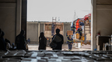 Menschen arbeiten im Lager des Welternährungsprogramms in Bunia, wo Hilfsgüter für die Ebola-Bekämpfung bereitgestellt werden. Foto: dpa/Moses Sawasawa Via Ap