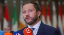 Estlands Außenminister Margus Tsahkna spricht vor Beginn des EU-Außenministerrats in Brüssel mit Medienvertretern. Foto: epa/Olivier Hoslet