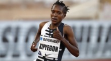 Kenianerin Faith Kipyegon in Aktion beim 1-Meilen-Lauf der Frauen beim Diamond League Herculis Leichtathletik-Meeting in Monaco. Foto: epa/Sebastien Nogier