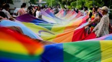 Hunderte Teilnehmer präsentieren die Pride-Flagge und setzen ein sichtbares Zeichen für Vielfalt und Gleichberechtigung. Bild: Bangkok Metropolitan Administration (BMA)