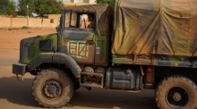 Ein Lastkraftwagen, Teil des ersten französischen Militärkonvois, der Niger verlässt, fährt aus Niamey heraus. Archivfoto: epa/ISSFOU DJIBO