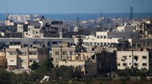 Ein gelber Betonblock markiert im Zentrum des Gazastreifens die Trennlinie zwischen israelisch kontrollierten und palästinensischen Gebieten. Foto: Ariel Schalit/Ap/dpa